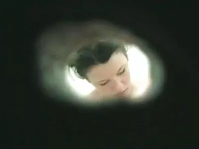 មាន់​ដែល​ស្រលាញ់​ពណ៌​ទង់ដែង fucks នៅ​ក្នុង​បង្គន់​សាធារណៈ