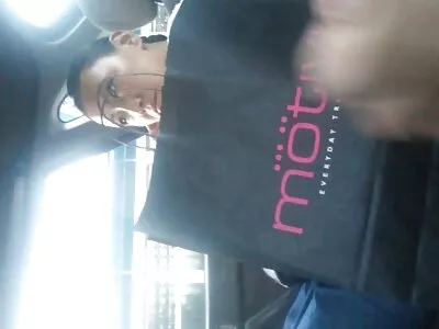 Brunette Mommy Strip និង Flick Her Minge
