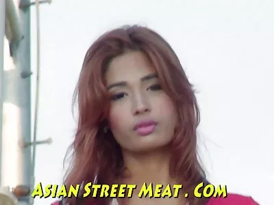 ទារក​ដែល​មាន​សម្បុរ​ស្រអែម Havana Bleu ទទួល​បាន​បាល់​យ៉ាង​ជ្រៅ